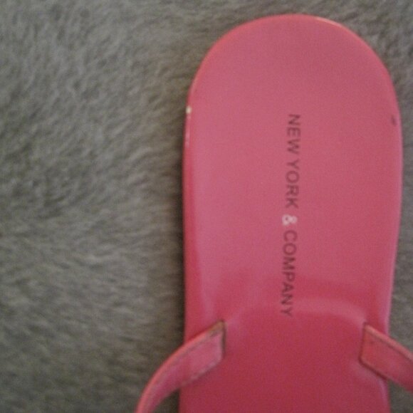 NEW YORK AND COMPANY BARBIE PINK FAUX PATENT LEATHER FLIP FLOPS SANDALS 9 $25.00 - Picture 3 of 6
